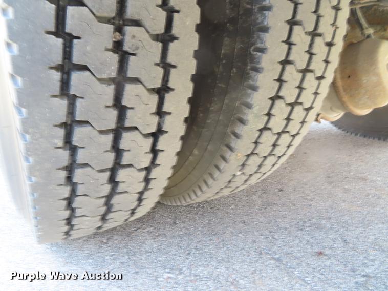 image for item DF7722 2005 Kenworth T300 service truck with crane