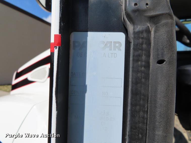 image for item DF7722 2005 Kenworth T300 service truck with crane