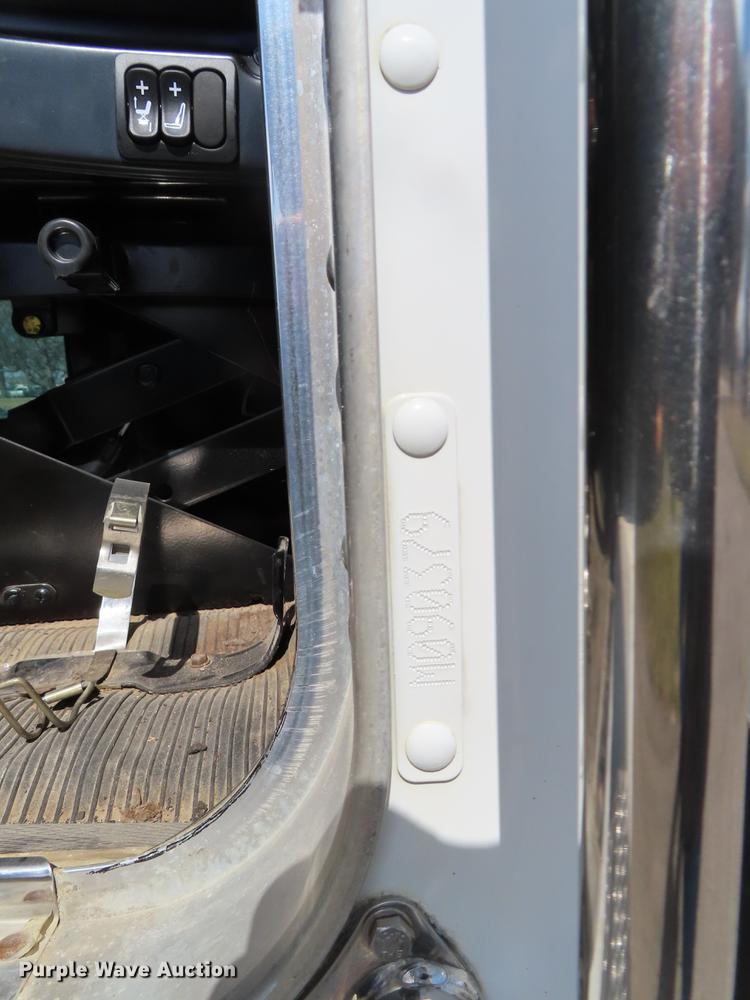 image for item DF7722 2005 Kenworth T300 service truck with crane