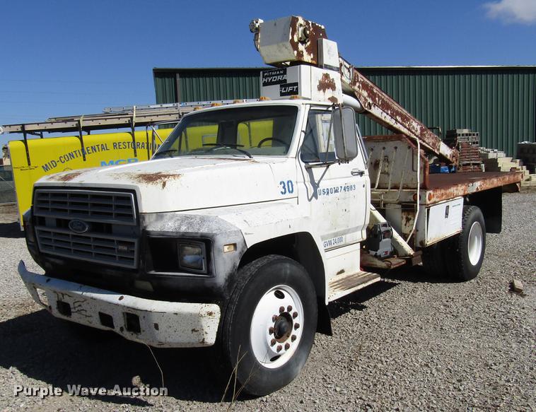 image for item DF7852 1985 Ford F700 crane truck