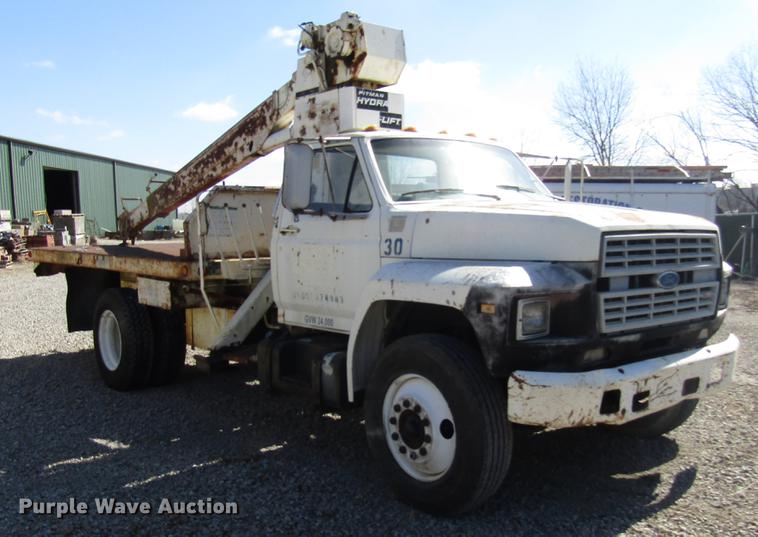 image for item DF7852 1985 Ford F700 crane truck