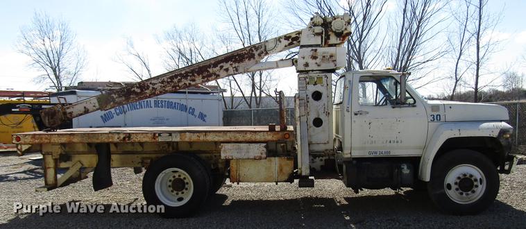 image for item DF7852 1985 Ford F700 crane truck