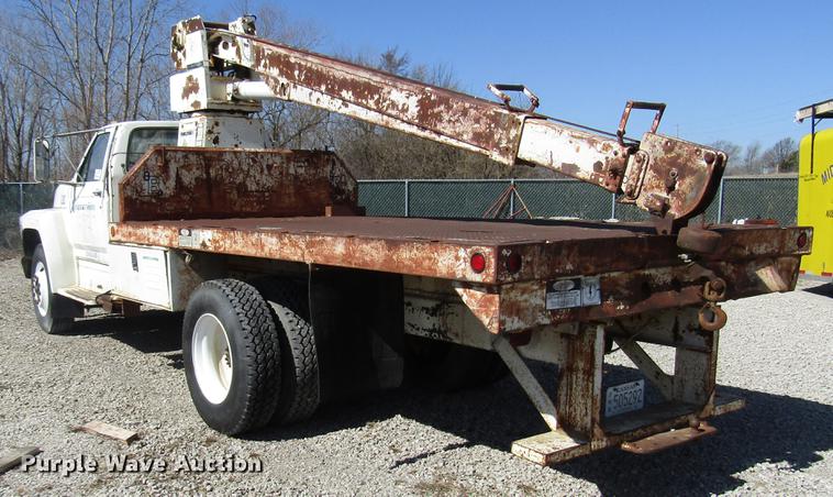 image for item DF7852 1985 Ford F700 crane truck