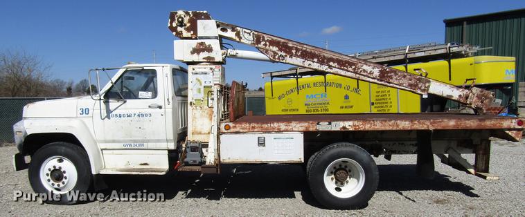 image for item DF7852 1985 Ford F700 crane truck