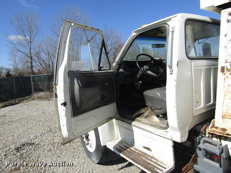 image for item DF7852 1985 Ford F700 crane truck