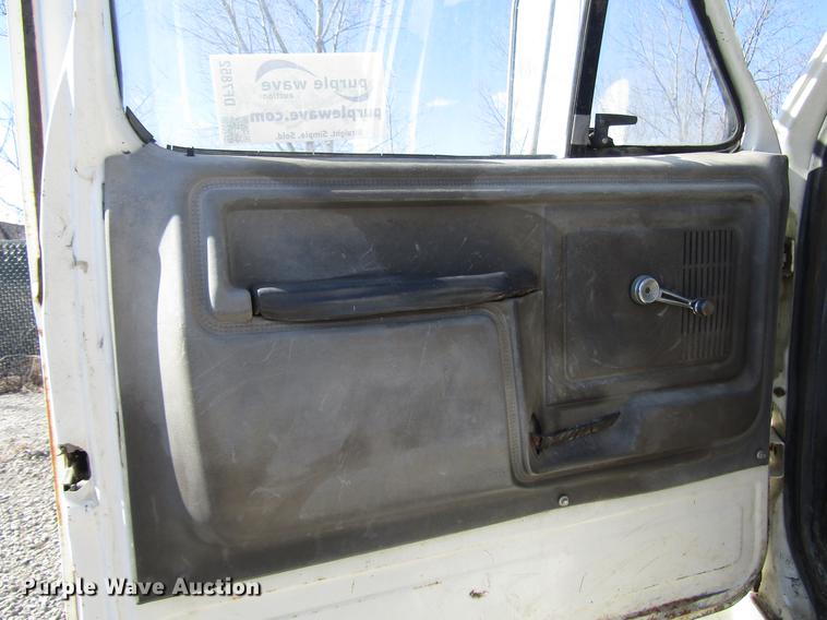 image for item DF7852 1985 Ford F700 crane truck