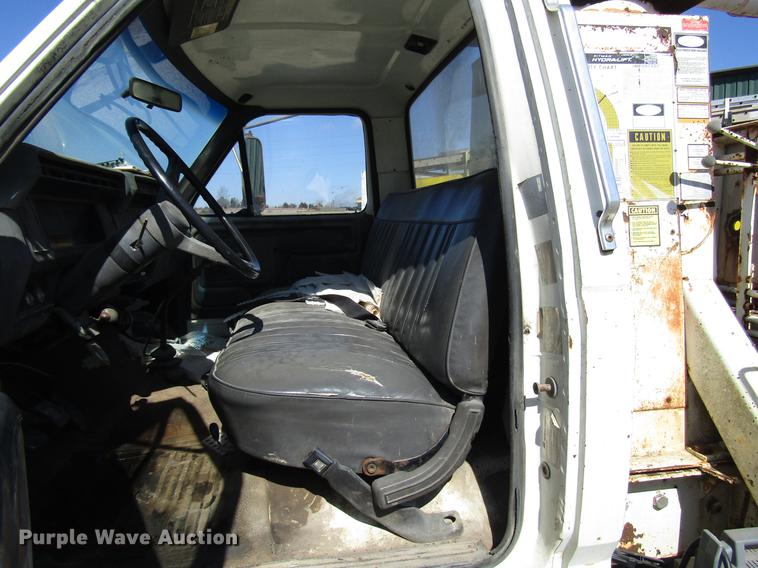 image for item DF7852 1985 Ford F700 crane truck