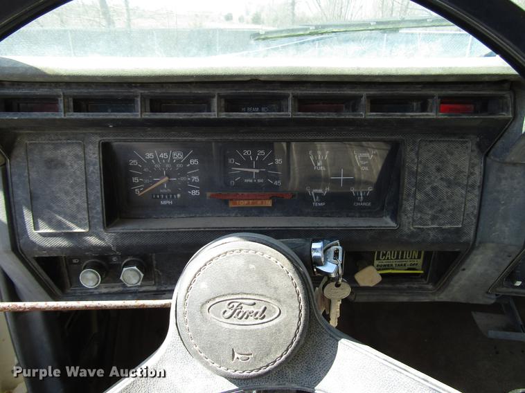 image for item DF7852 1985 Ford F700 crane truck