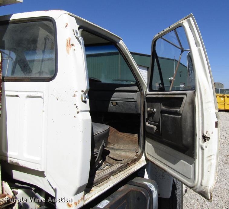 image for item DF7852 1985 Ford F700 crane truck