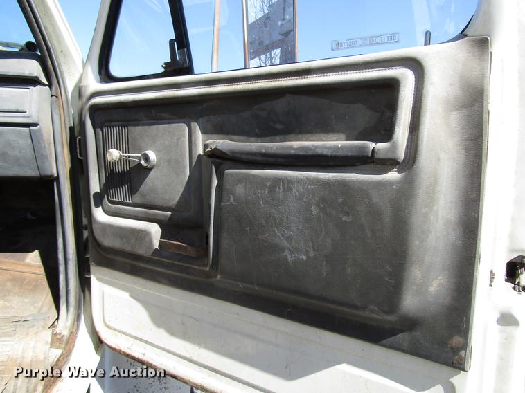 image for item DF7852 1985 Ford F700 crane truck