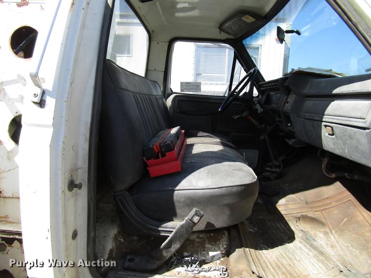 image for item DF7852 1985 Ford F700 crane truck