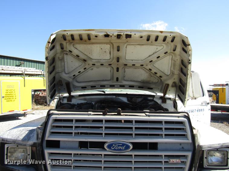 image for item DF7852 1985 Ford F700 crane truck