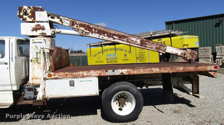 image for item DF7852 1985 Ford F700 crane truck