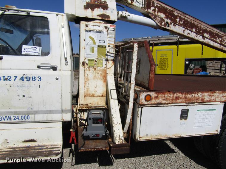 image for item DF7852 1985 Ford F700 crane truck