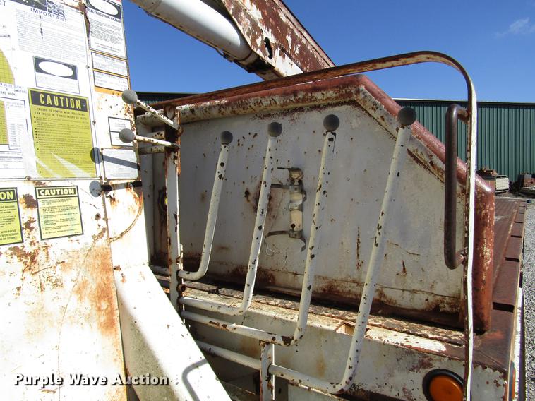 image for item DF7852 1985 Ford F700 crane truck