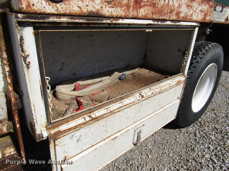 image for item DF7852 1985 Ford F700 crane truck