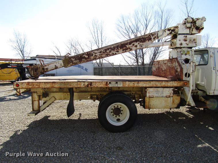 image for item DF7852 1985 Ford F700 crane truck