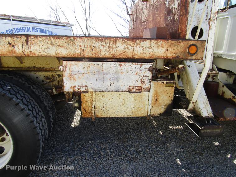 image for item DF7852 1985 Ford F700 crane truck
