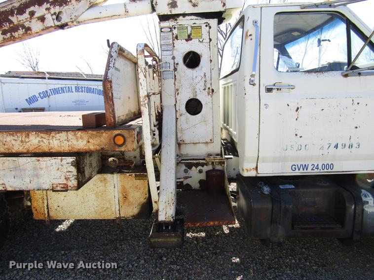 image for item DF7852 1985 Ford F700 crane truck