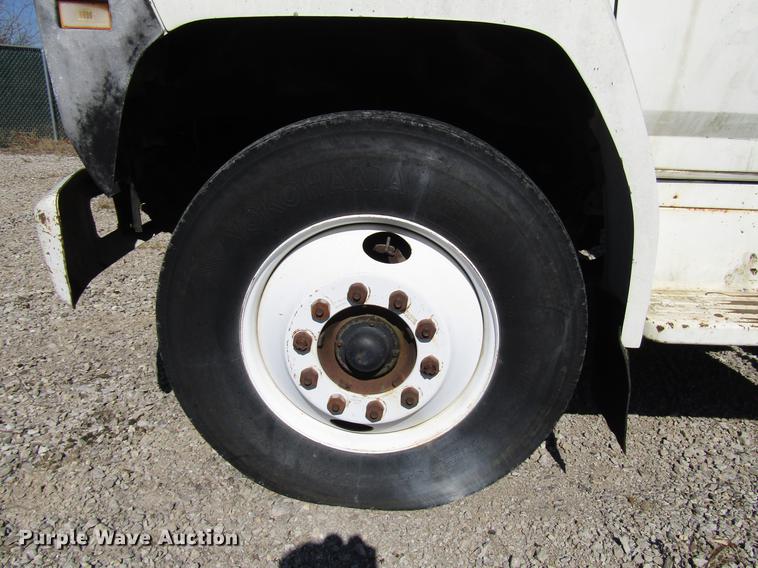 image for item DF7852 1985 Ford F700 crane truck