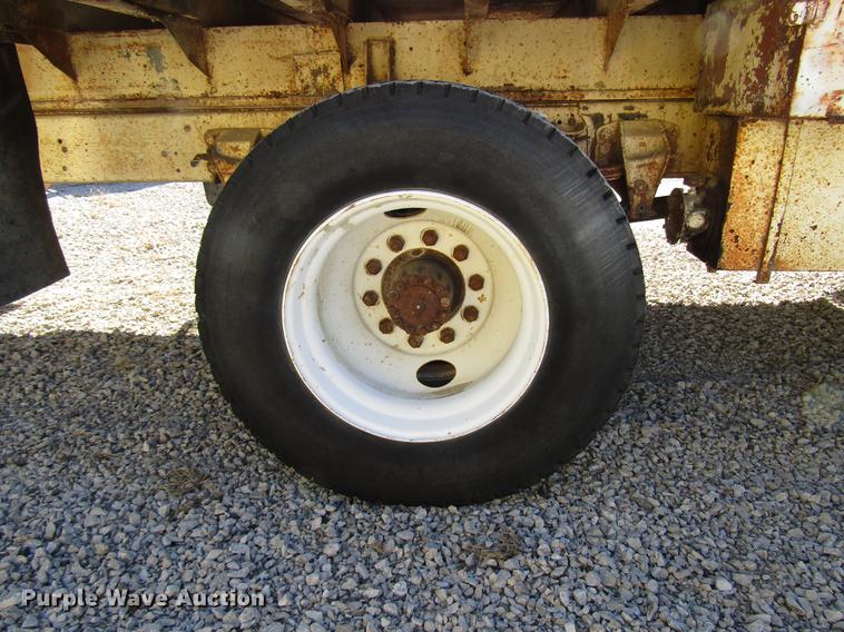 image for item DF7852 1985 Ford F700 crane truck