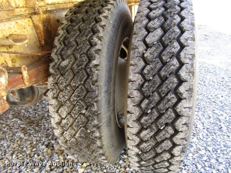 image for item DF7852 1985 Ford F700 crane truck