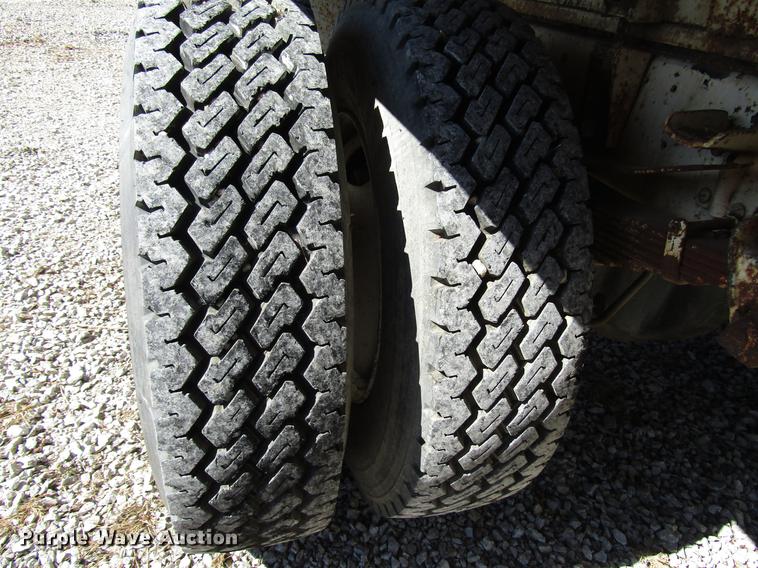 image for item DF7852 1985 Ford F700 crane truck