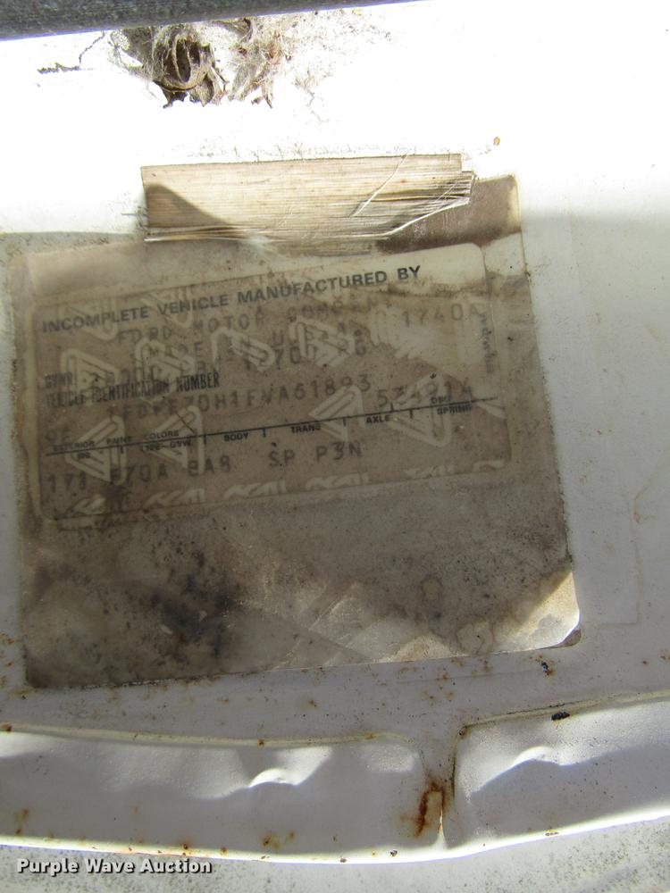 image for item DF7852 1985 Ford F700 crane truck