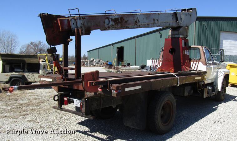 image for item DF7855 1986 Ford B7000 crane truck