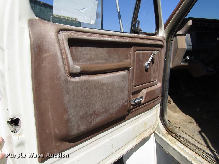 image for item DF7855 1986 Ford B7000 crane truck