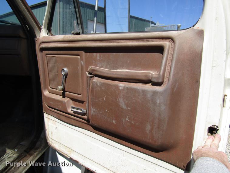 image for item DF7855 1986 Ford B7000 crane truck