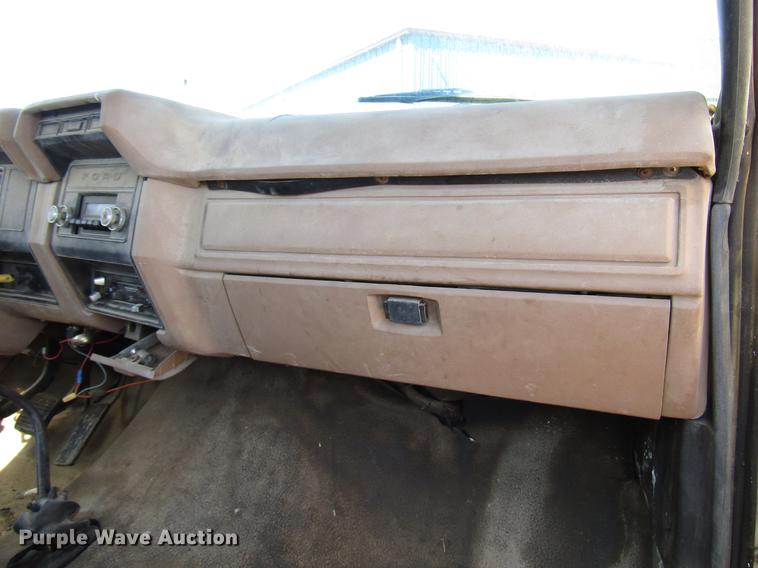 image for item DF7855 1986 Ford B7000 crane truck