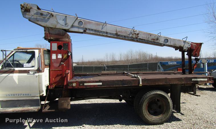 image for item DF7855 1986 Ford B7000 crane truck