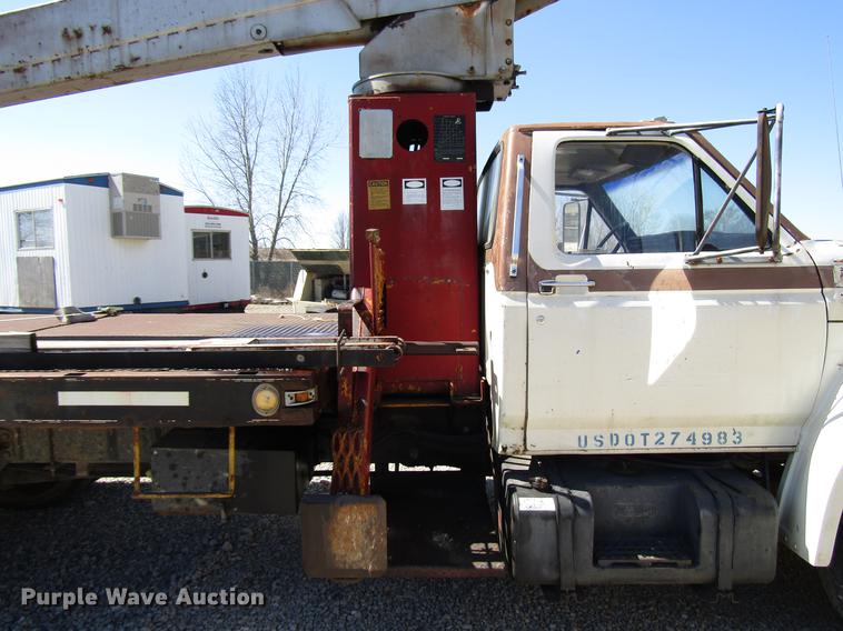 image for item DF7855 1986 Ford B7000 crane truck
