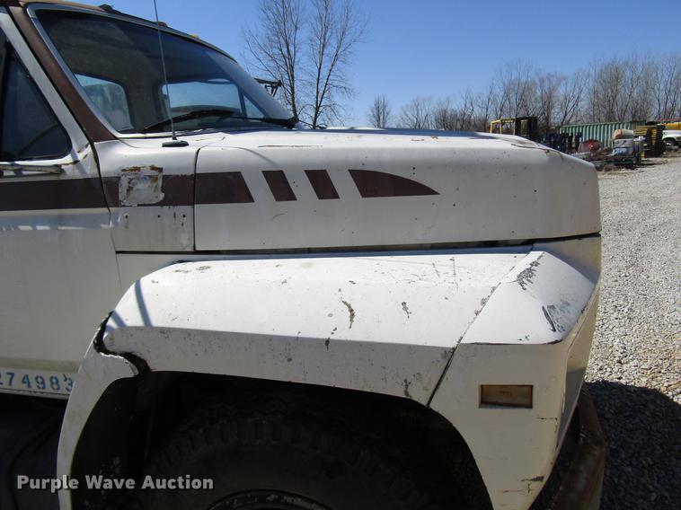 image for item DF7855 1986 Ford B7000 crane truck