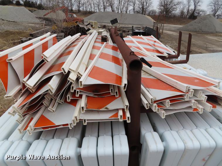 image for item DI9405 Approximately 50 barricades