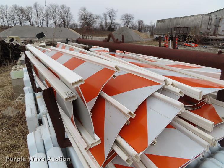 image for item DI9405 Approximately 50 barricades