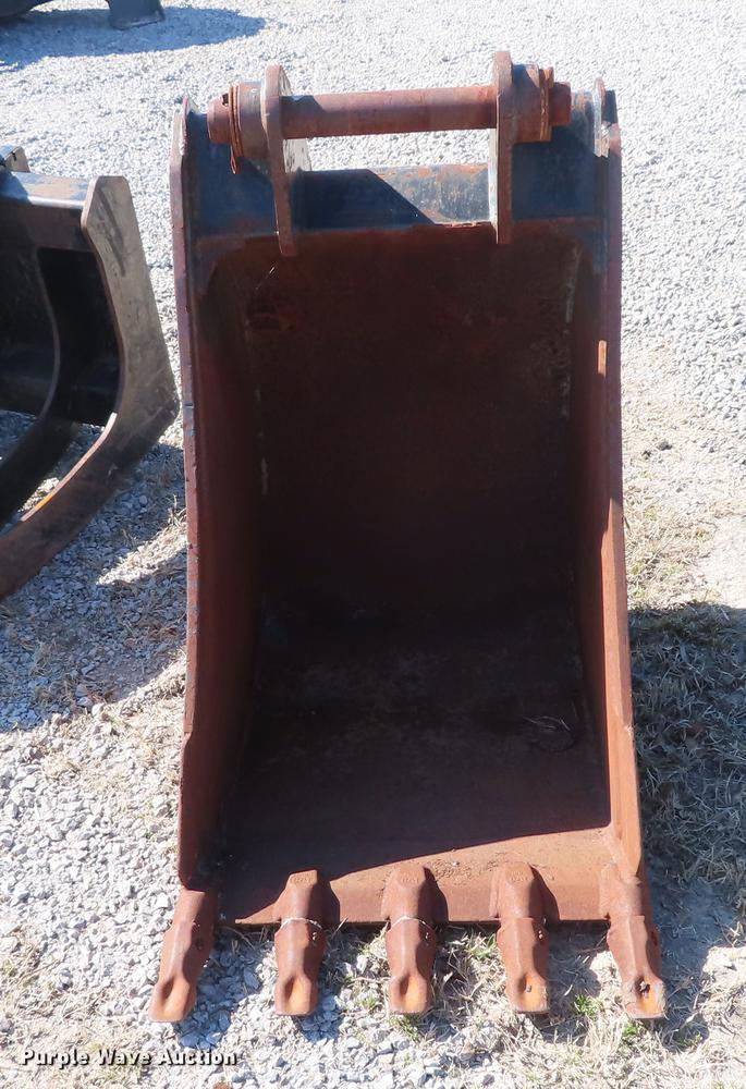 image for item DN9056 Caterpillar 22"W backhoe bucket