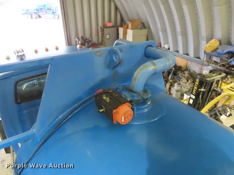 image for item DN9141 2003 Sterling L-Line vacuum truck