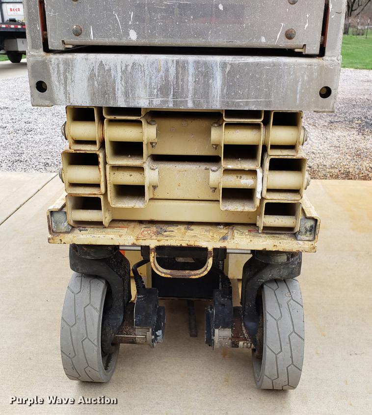 image for item EK9029 2004 JLG 2030ES scissor lift