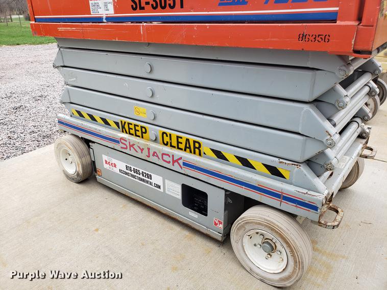 image for item EK9030 1998 Sky Jack SJIII 4830 scissor lift