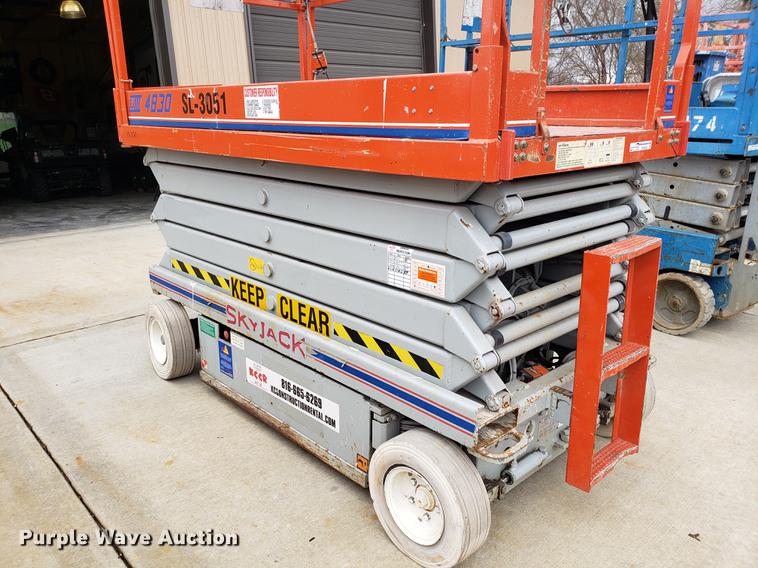 image for item EK9030 1998 Sky Jack SJIII 4830 scissor lift