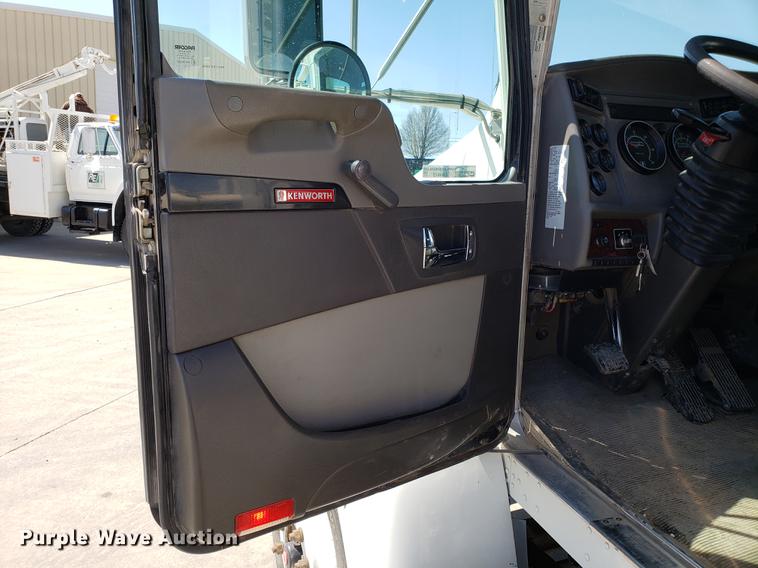 image for item EN9812 2010 Kenworth T370 bucket truck