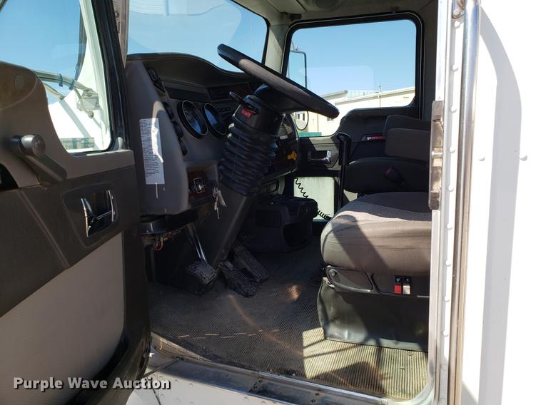 image for item EN9812 2010 Kenworth T370 bucket truck