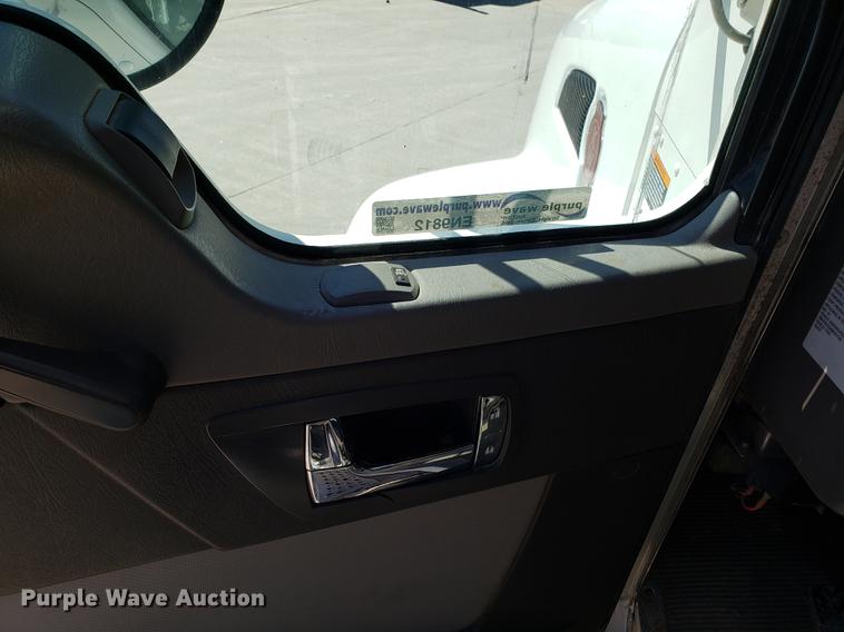 image for item EN9812 2010 Kenworth T370 bucket truck