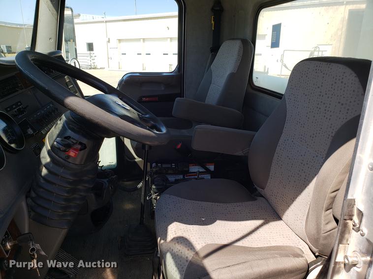 image for item EN9812 2010 Kenworth T370 bucket truck