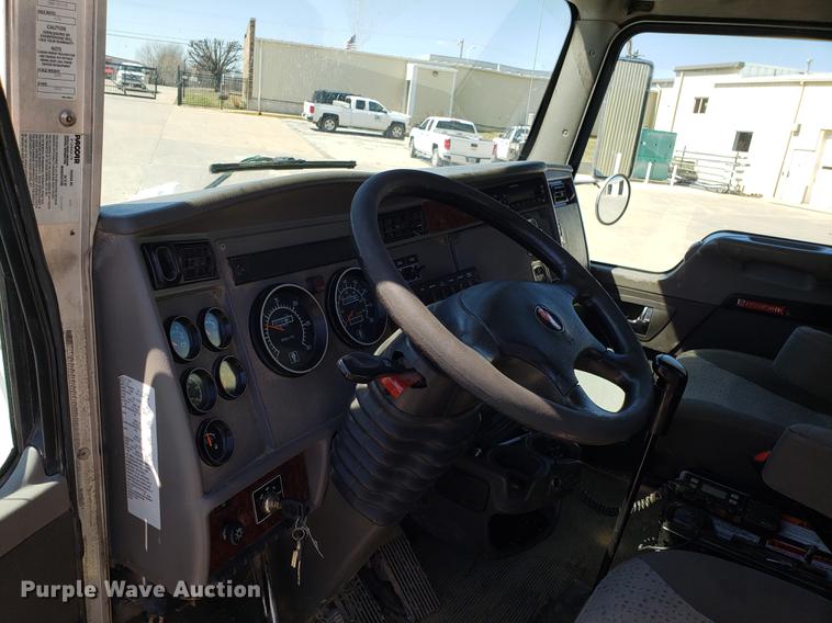 image for item EN9812 2010 Kenworth T370 bucket truck