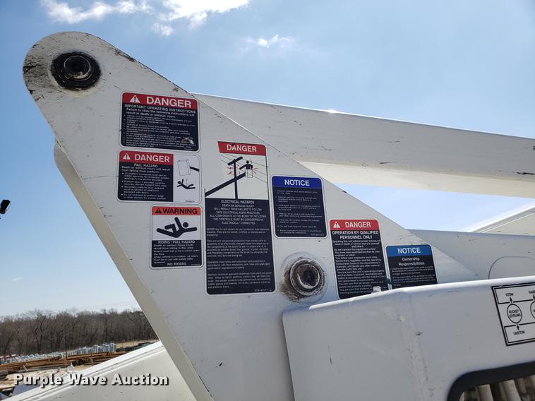 image for item EN9812 2010 Kenworth T370 bucket truck