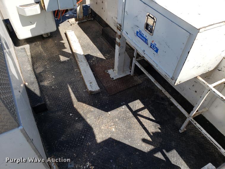 image for item EN9812 2010 Kenworth T370 bucket truck