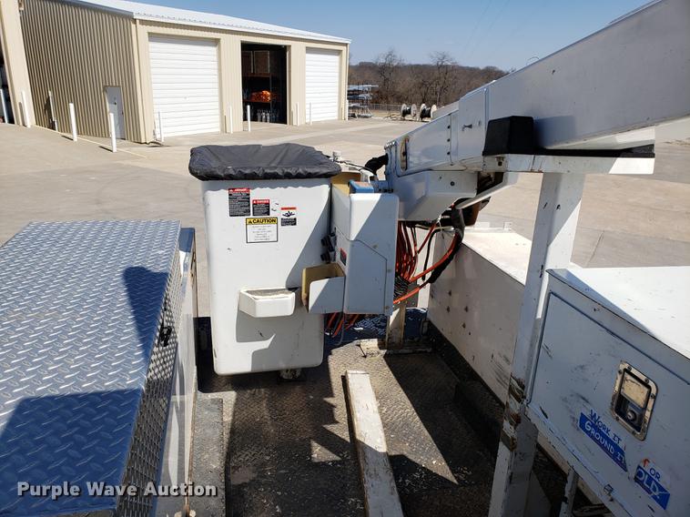 image for item EN9812 2010 Kenworth T370 bucket truck